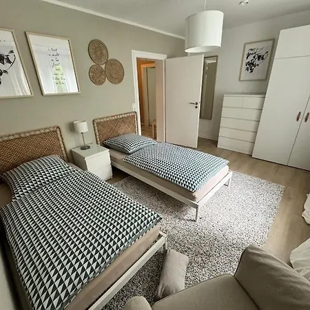 1 Bis 4 Pers 0,3 Km Zur Von Geraeumig شقة *